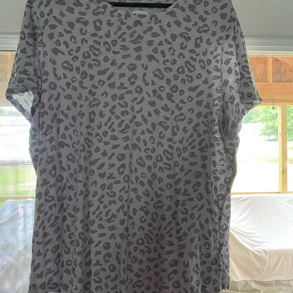 XXL Old Navy White/Gray Leopard Print Top